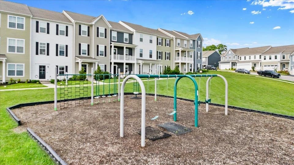 325 John Adams Drive, photo 39 of 40