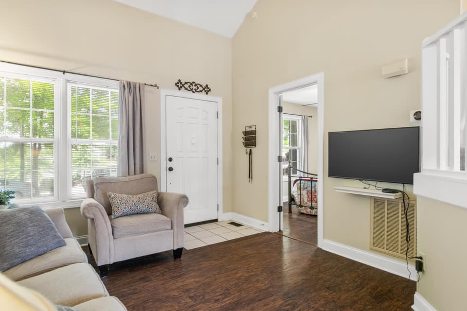 1425 Providence Boulevard, photo 4 of 40