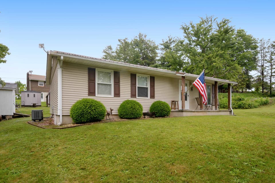 490 Sunnyside Lane, photo 5 of 36