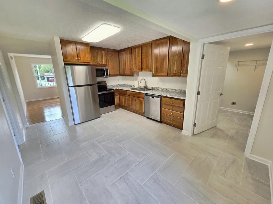 1260 King Street, photo 7 of 29