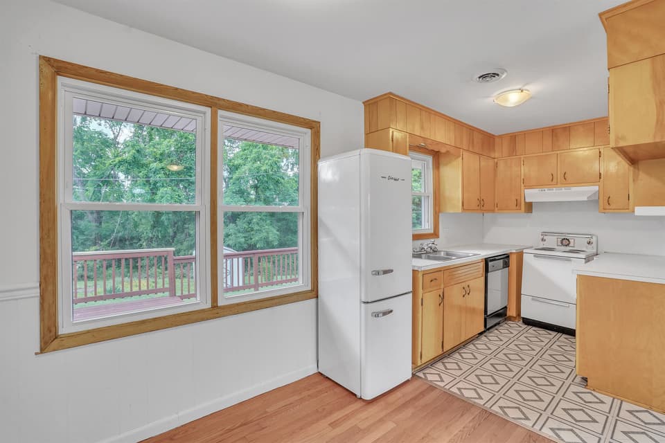 650 Betty Drive, photo 22 of 40
